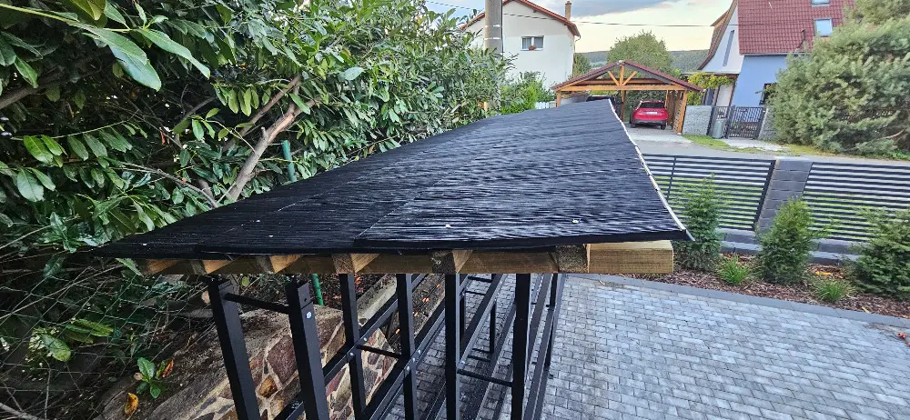 Drdlikuv šindel na dřevníkové stěně